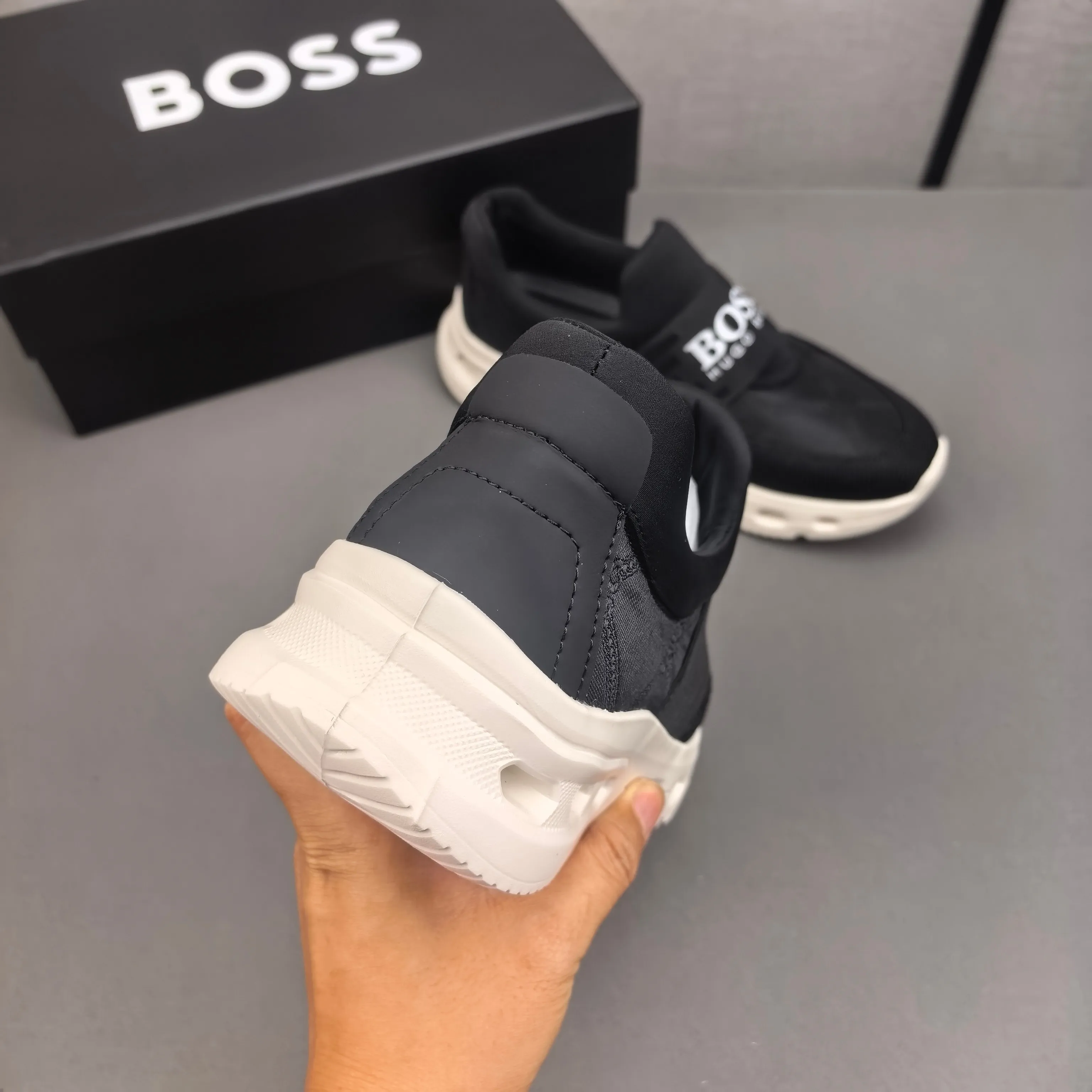PP420❣️❣️❣️BOSS’s new 🆕low-top casual sneakers, made of breathable mesh, with brand signature details on the shoe collar to enhance style. Fashionable and versatile, it can complement any look. With a sophisticated design that is both dynamic and modern, this new must-have shoe adds a new dimension to Dior's legacy, displaying modern elegance. Men's shoes 38-44 45🉑️customized